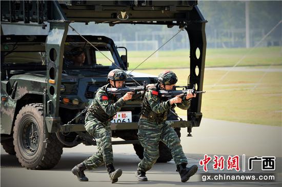 特战队员在进行小组战术课目演示。 特战队员在进行小组战术课目演示。