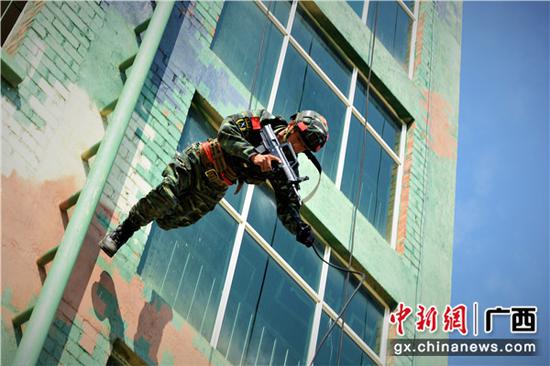 一名特战队员在进行跑步下滑课目演示。 一名特战队员在进行跑步下滑课目演示。
