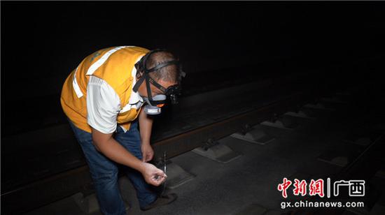 为铁路职工正在清扫打磨车留下的碎渣、铁屑等。伍光钦 摄 为铁路职工正在清扫打磨车留下的碎渣、铁屑等。伍光钦 摄