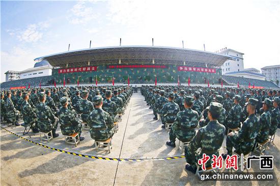 开训动员大会现场,千余名官兵端坐静听。 开训动员大会现场,千余名官兵端坐静听。