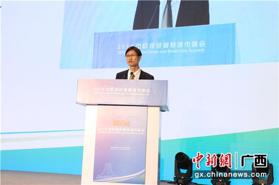 图为南京市大数据管理局副局长陶为波介绍情况。 图为南京市大数据管理局副局长陶为波介绍情况。
