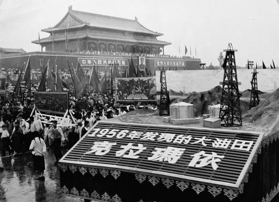 1956年国庆节,克拉玛依油田作为新中国发现的第一个大油田在天安门