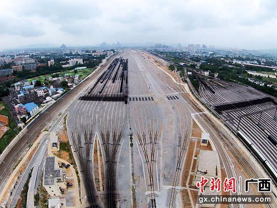 图为由中铁二十五局四公司承建的广西最大铁路编组站——柳州编组站。