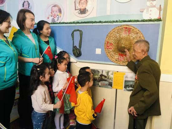 乌〓市第十三幼儿园庆国庆—听爷爷讲那过去的故事