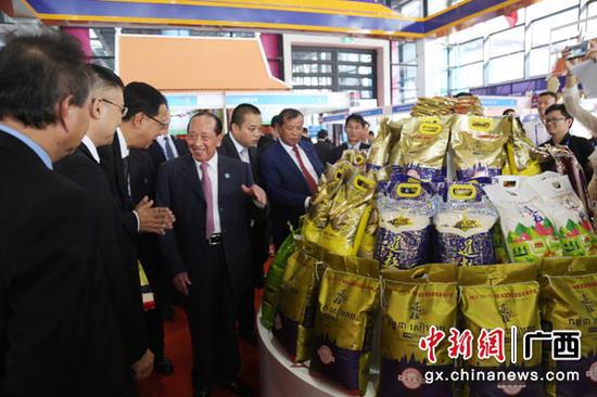 图为柬埔寨副首相贺南洪等高官到国宏集团展位参观。莫小慧 摄 图为柬埔寨副首相贺南洪等高官到国宏集团展位参观。莫小慧 摄