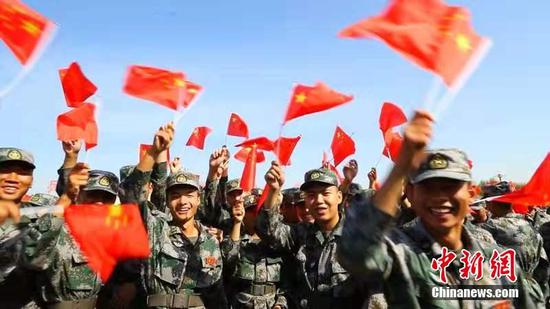 新疆兵团军事部新兵庆祝新中国成立70周年