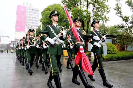 升旗台,全体官兵面向国旗庄严敬礼,深切表达对新中国成立70周年的祝福