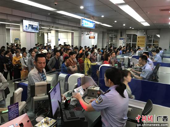 国庆长假首日,东兴口岸现出境客流高峰。丛学鹏 摄 国庆长假首日,东兴口岸现出境客流高峰。丛学鹏 摄