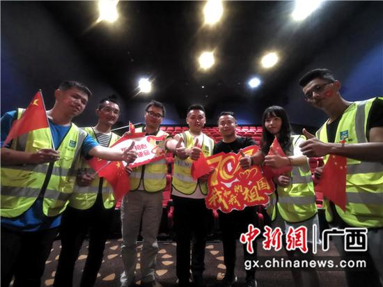 中建四局三公司青年职工为祖国点赞。关喆琳 摄 中建四局三公司青年职工为祖国点赞。关喆琳 摄