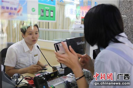 桂林火车站工作人员为旅客答疑解惑。常国思 摄 桂林火车站工作人员为旅客答疑解惑。常国思 摄