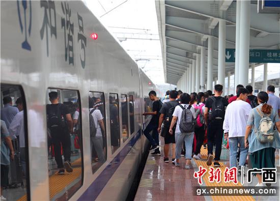 旅客在桂林火车站站台有序乘车。李洪锐 摄 旅客在桂林火车站站台有序乘车。李洪锐 摄