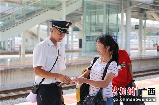 桂林火车站工作人员引导旅客中转换乘。常国思 摄