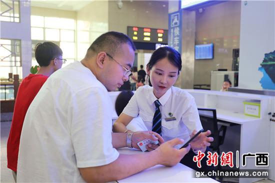 桂林火车站工作人员耐心解答旅客问讯。常国思 摄 桂林火车站工作人员耐心解答旅客问讯。常国思 摄