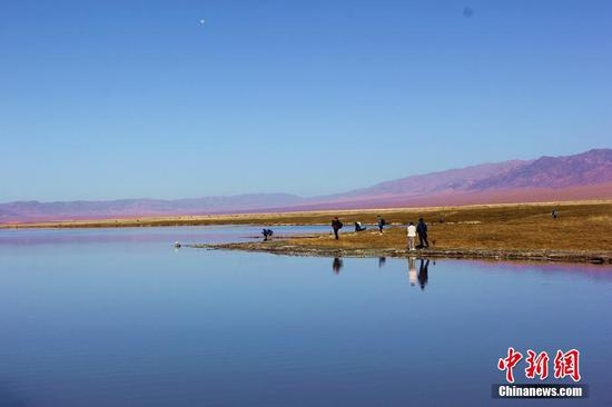 新疆东天山神奇幻彩湖秋景斑斓多姿