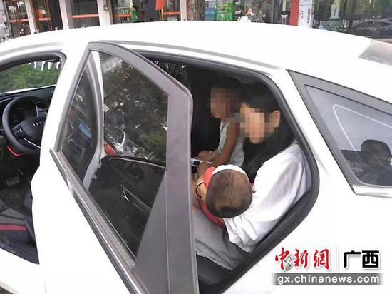 图为交警支队六大队送发烧儿童就医。 图为交警支队六大队送发烧儿童就医。