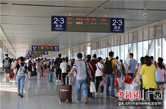 桂林火车站天桥客流如织。李洪锐 摄