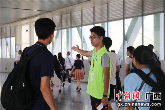 桂林火车站青年志愿者在天桥维护客流秩序。常国思 摄 桂林火车站青年志愿者在天桥维护客流秩序。常国思 摄