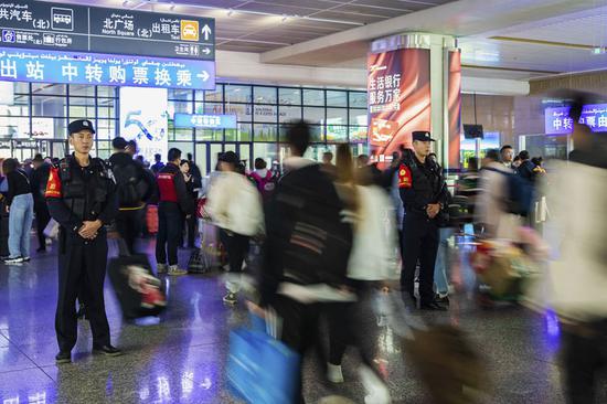 新疆铁警全力确保节后返乘旅客安全