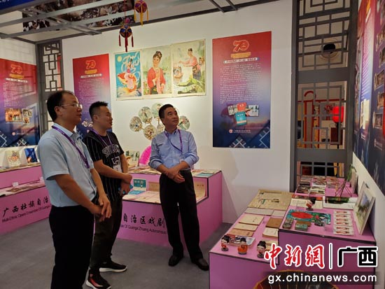 红线女艺术中心党支部书记练行村(右一)在与谢中国等交流 红线女艺术中心党支部书记练行村(右一)在与谢中国等交流