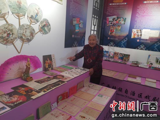 89岁的北京东城区李霞老奶奶在观看展览