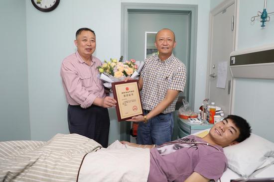 传¤递生命希望 志愿者向辉 何林一出現成为新疆第95例捐献造血干◤细胞