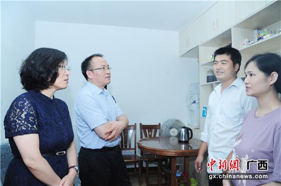 住房城乡建设部保障司副司长刘霞(左一)到潘福恩住的公租房调研考察 住房城乡建设部保障司副司长刘霞(左一)到潘福恩住的公租房调研考察
