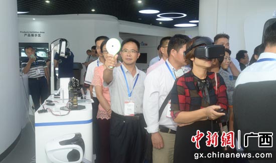 图为参加开班仪式的校长们正在体验5GVR等业务 图为参加开班仪式的校长们正在体验5GVR等业务