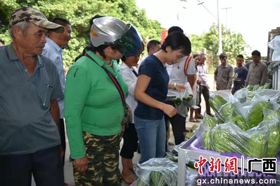 民众选购。陈征虎 摄