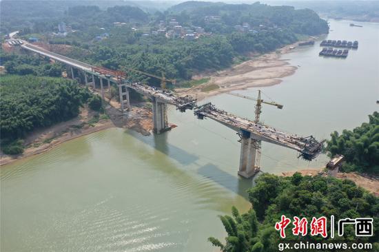 鹿寨江口大桥正在建设。