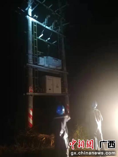 南方电网广西玉林北流供电局各供电所应急人员连夜开展台区配电变压器巡视和排查。叶达富  摄