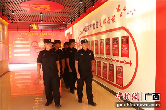 民警参观学习党史