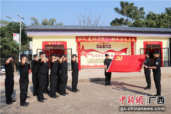 组织民警重温入党誓词
