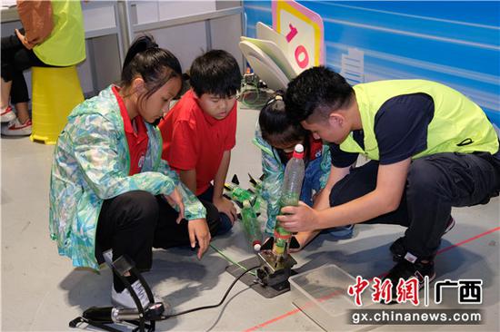 参赛选手调试气火箭 参赛选手调试气火箭
