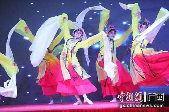 图为晚会文艺表演。 图为晚会文艺表演。