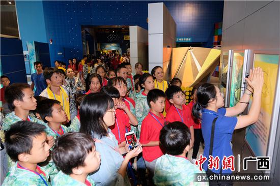 参赛选手参观科普展厅 参赛选手参观科普展厅