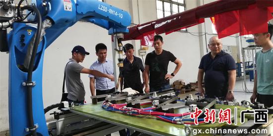 教师劳淞(左二)在越南山河集团公司水塔架焊接项目验收现场。 教师劳淞(左二)在越南山河集团公司水塔架焊接项目验收现场。