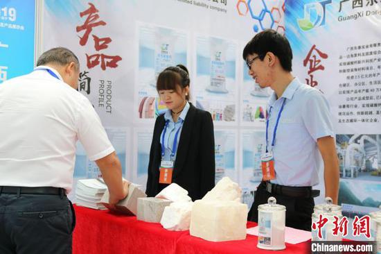 广西一家碳酸钙企业展出的产品吸引民众目光。　陈秋霞　摄