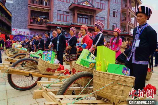 图为瑶圩开圩仪式现场。唐梦宪 摄 图为瑶圩开圩仪式现场。唐梦宪 摄