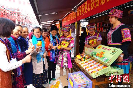 图为特色农产品展销。唐梦宪 摄 图为特色农产品展销。唐梦宪 摄