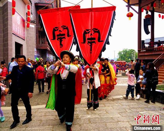 图为瑶圩巡游。 唐梦宪 摄 图为瑶圩巡游。 唐梦宪 摄