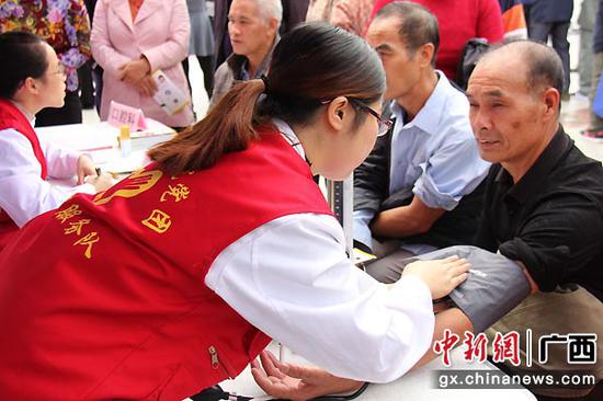 图为医疗卫生志愿者义务测量血压。 图为医疗卫生志愿者义务测量血压。