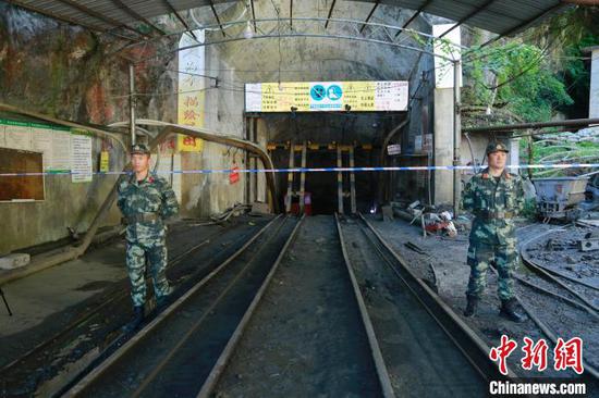 图为武警官兵正在对发生冒顶事故的南丹庆达惜缘矿业投资有限公司大坪村矿区锌银铅锑锡铜矿2号隆口实施警戒。肖文伯 摄 图为武警官兵正在对发生冒顶事故的南丹庆达惜缘矿业投资有限公司大坪村矿区锌银铅锑锡铜矿2号隆口实施警戒。肖文伯 摄