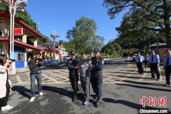 图为中国警方29日上午在广西凭祥友谊关零公里处,将越南籍毒贩黄明通移交越南警方。刘康 摄 图为中国警方29日上午在广西凭祥友谊关零公里处,将越南籍毒贩黄明通移交越南警方。刘康 摄
