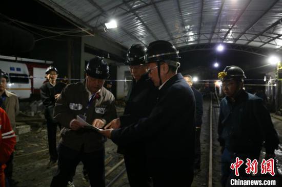 图为广西壮族自治区副主席费志荣等参加救援 林浩 摄 图为广西壮族自治区副主席费志荣等参加救援 林浩 摄