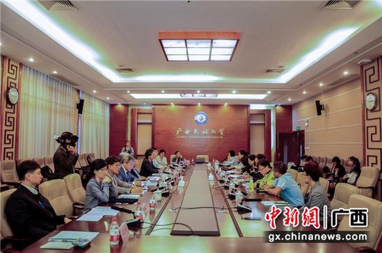 图为会议现场 图为会议现场