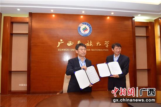 图为沙巴体育投注侨乡文化研究中心与韩国国立全南大学全球diaspora研究所签订合作的协议 图为沙巴体育投注侨乡文化研究中心与韩国国立全南大学全球diaspora研究所签订合作的协议