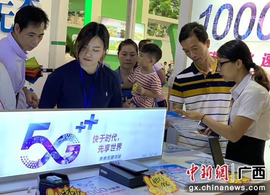 市民進店咨詢移動5G手機 市民進店咨詢移動5G手機