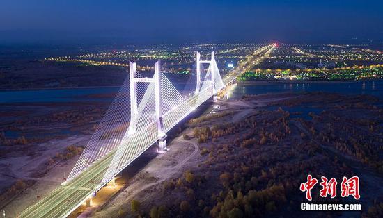 新疆首座双塔混凝土斜拉索大桥可克达拉大桥通车
