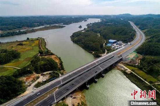 改扩建后的西江大桥横跨西江。钟欣 摄 改扩建后的西江大桥横跨西江。钟欣 摄