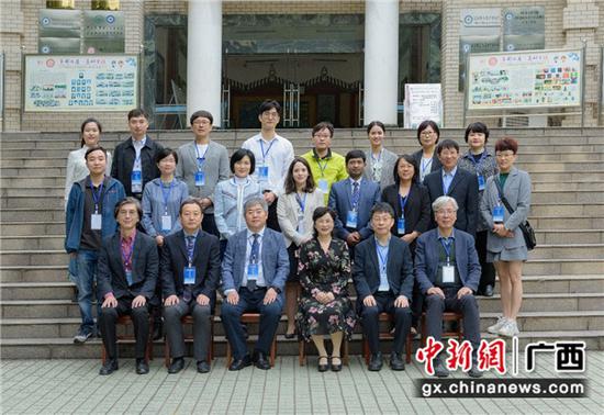 图为与会嘉宾合影 图为与会嘉宾合影